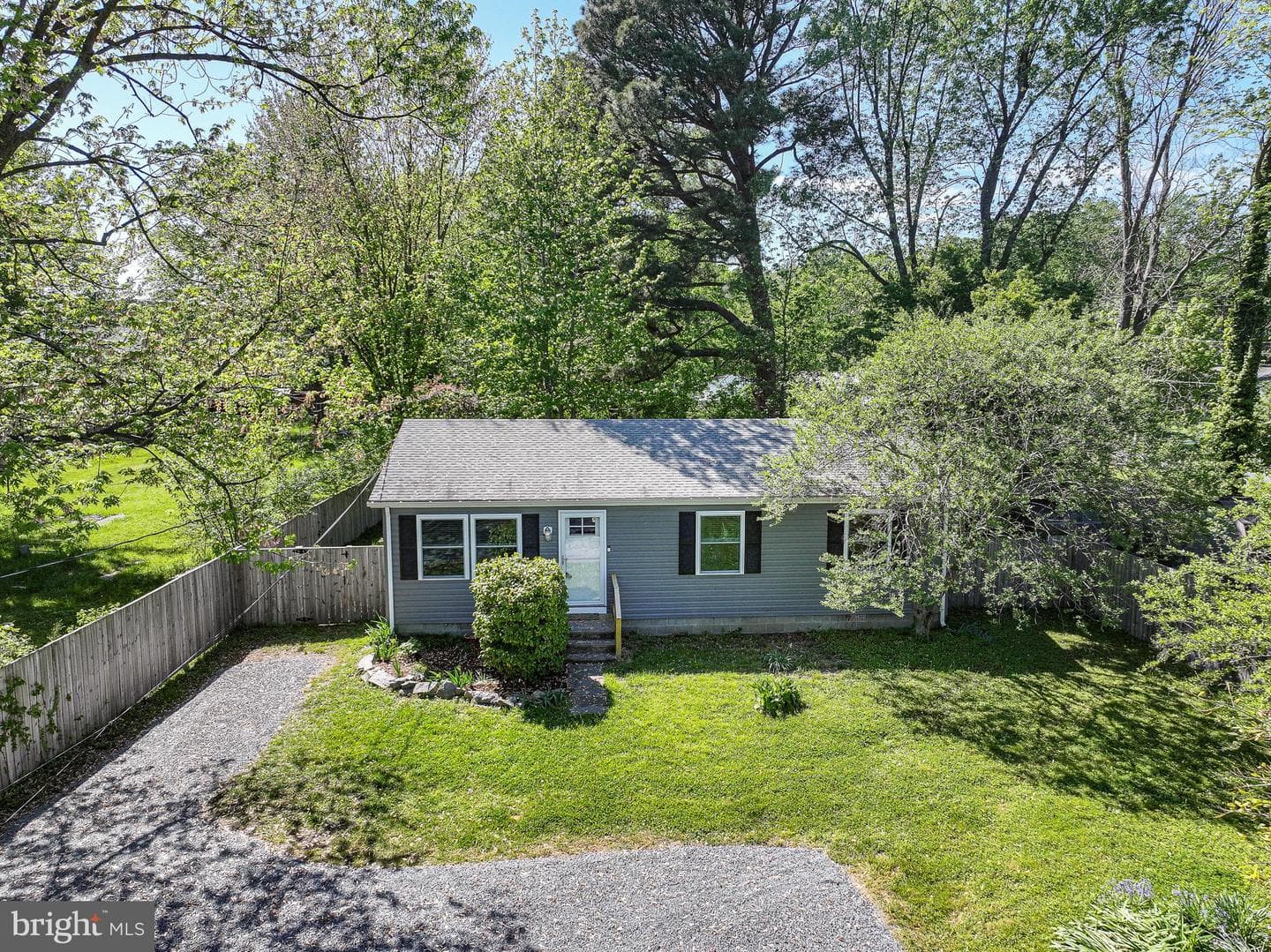 101 Brooks Lane photo 3