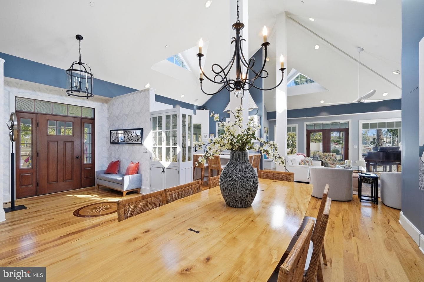 303 Manor photo 11