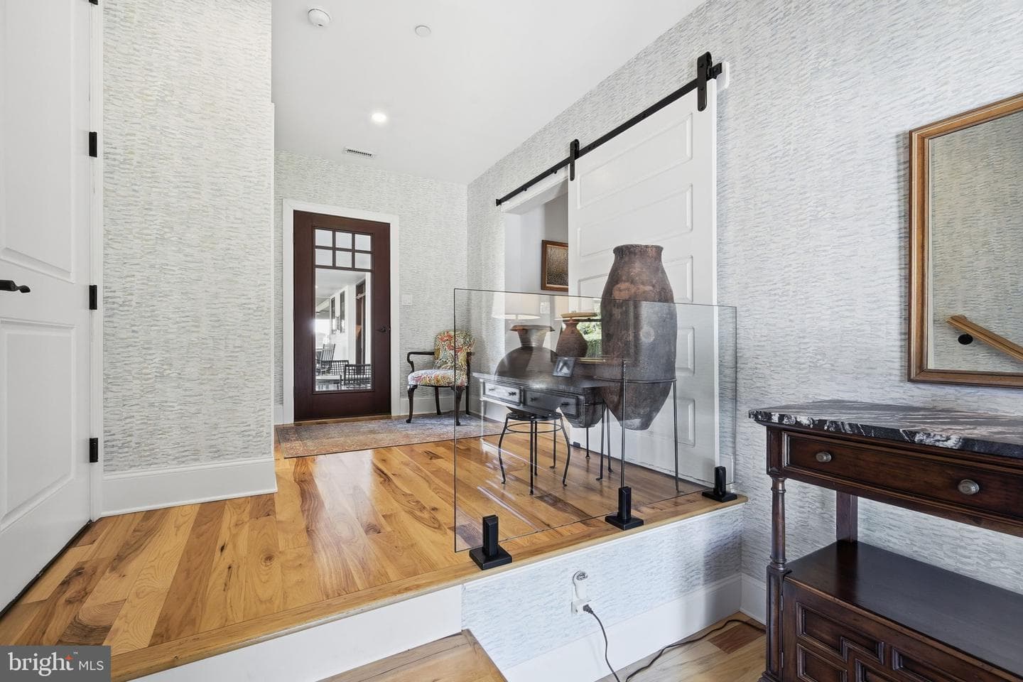 303 Manor photo 8