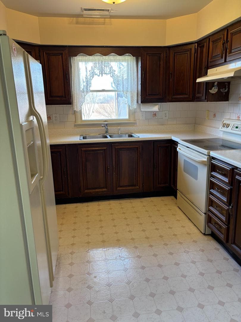 3900 Harrison Circle photo 5