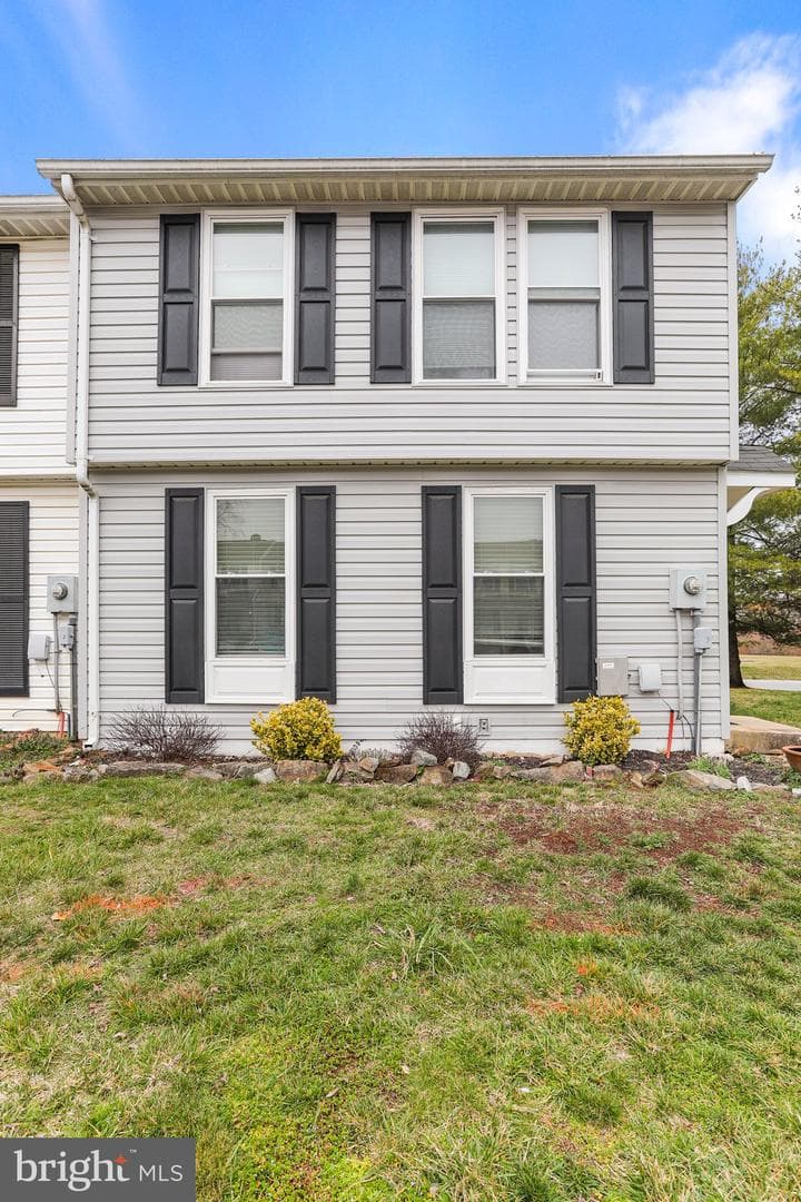 1548 Iris Court photo 2