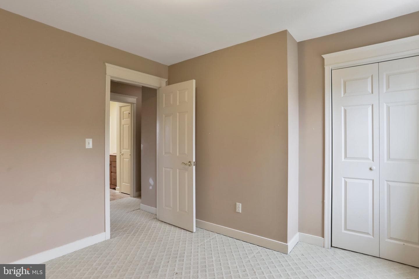637 Knightsbridge Drive photo 12