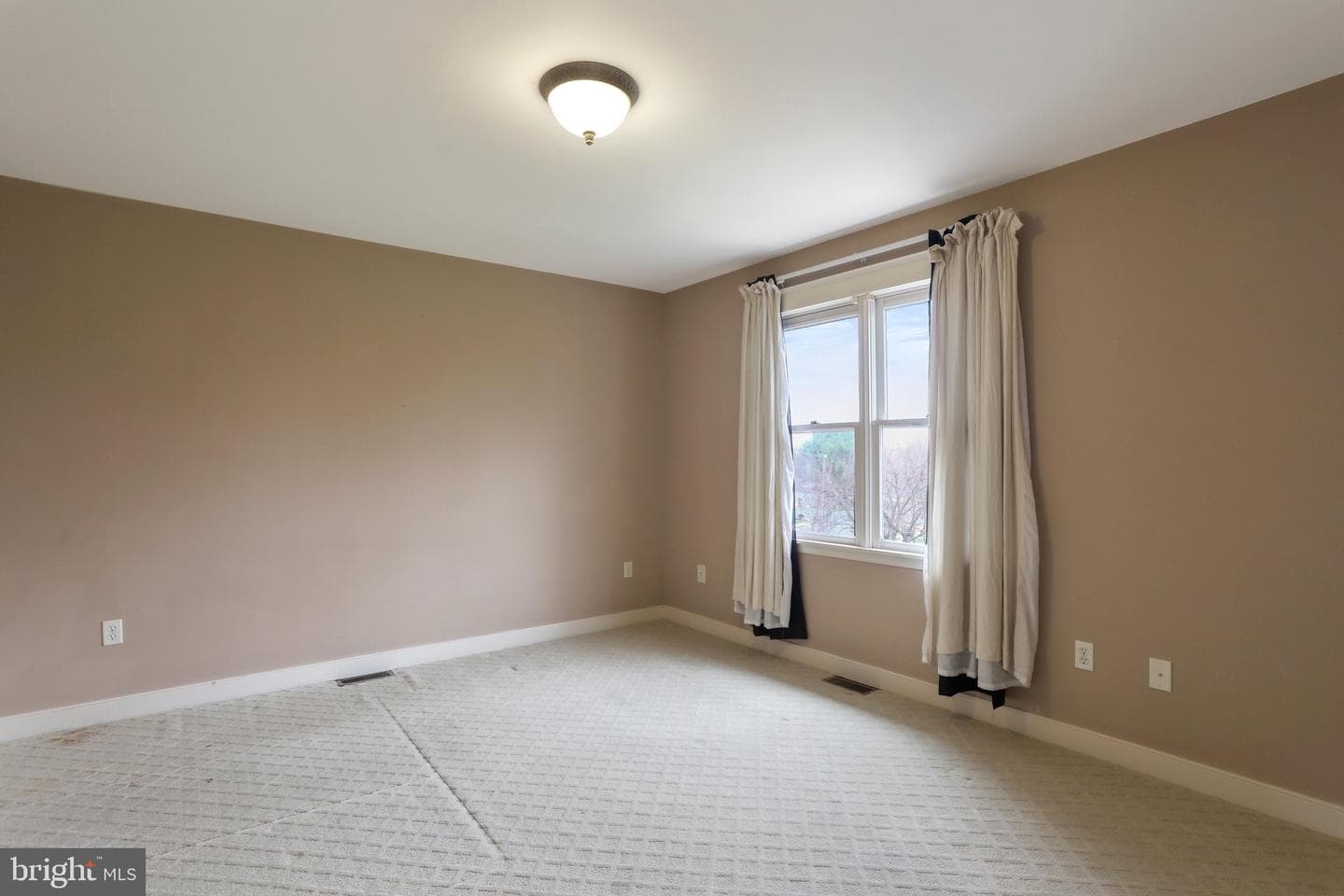 637 Knightsbridge Drive photo 14