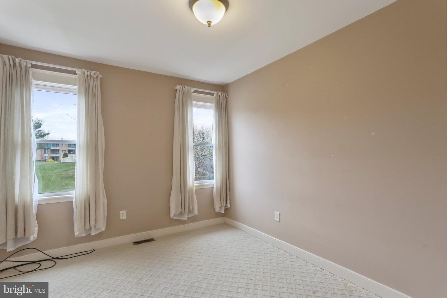 637 Knightsbridge Drive photo 15