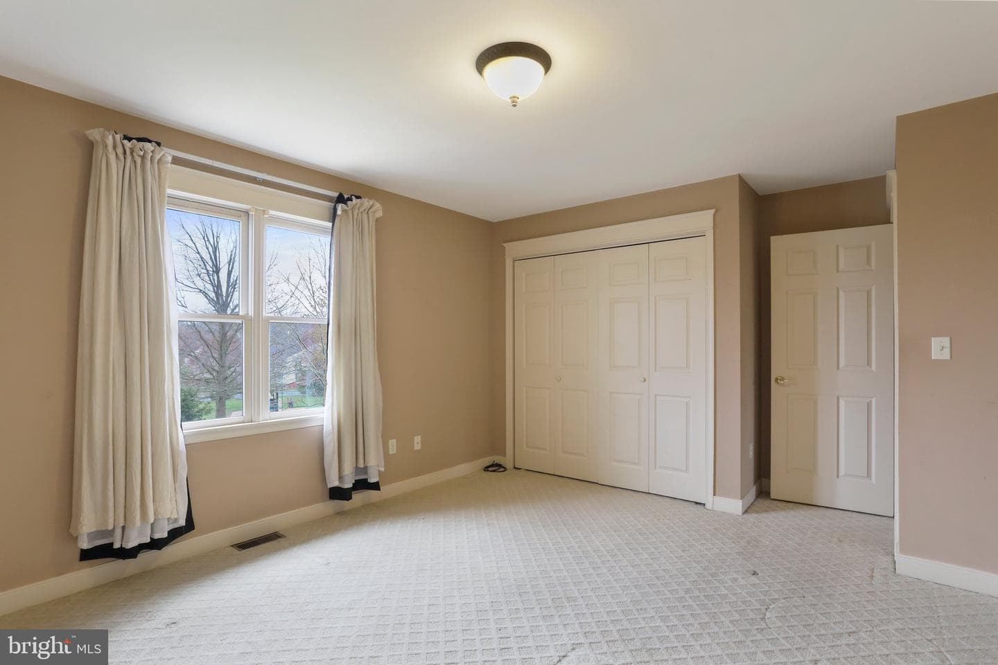 637 Knightsbridge Drive photo 18