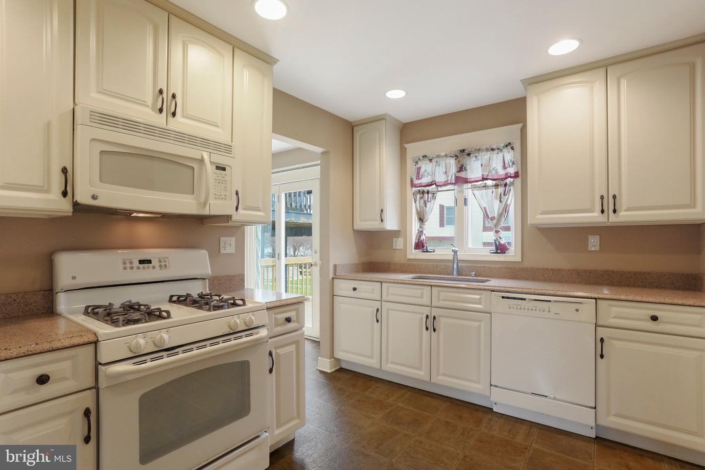 637 Knightsbridge Drive photo 6