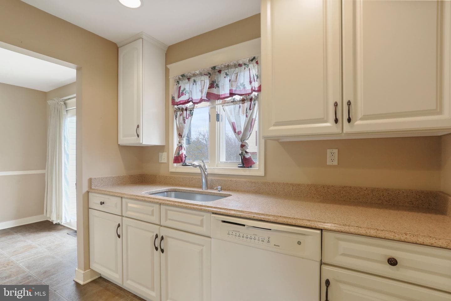 637 Knightsbridge Drive photo 7