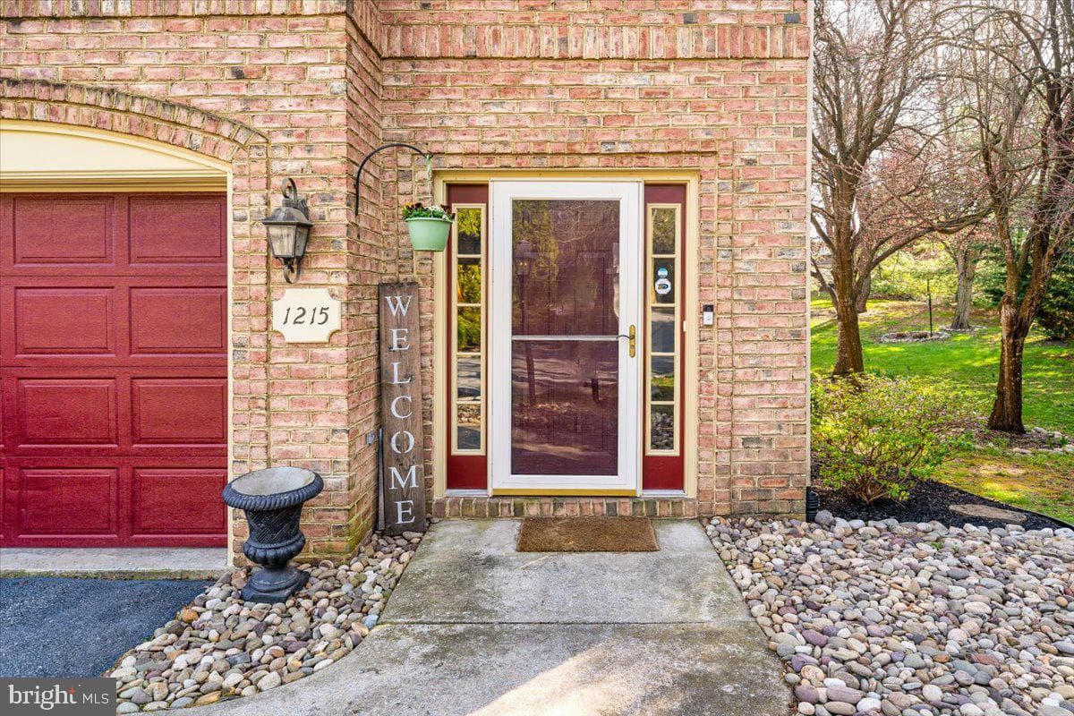 1215 Lindsay Lane photo 3
