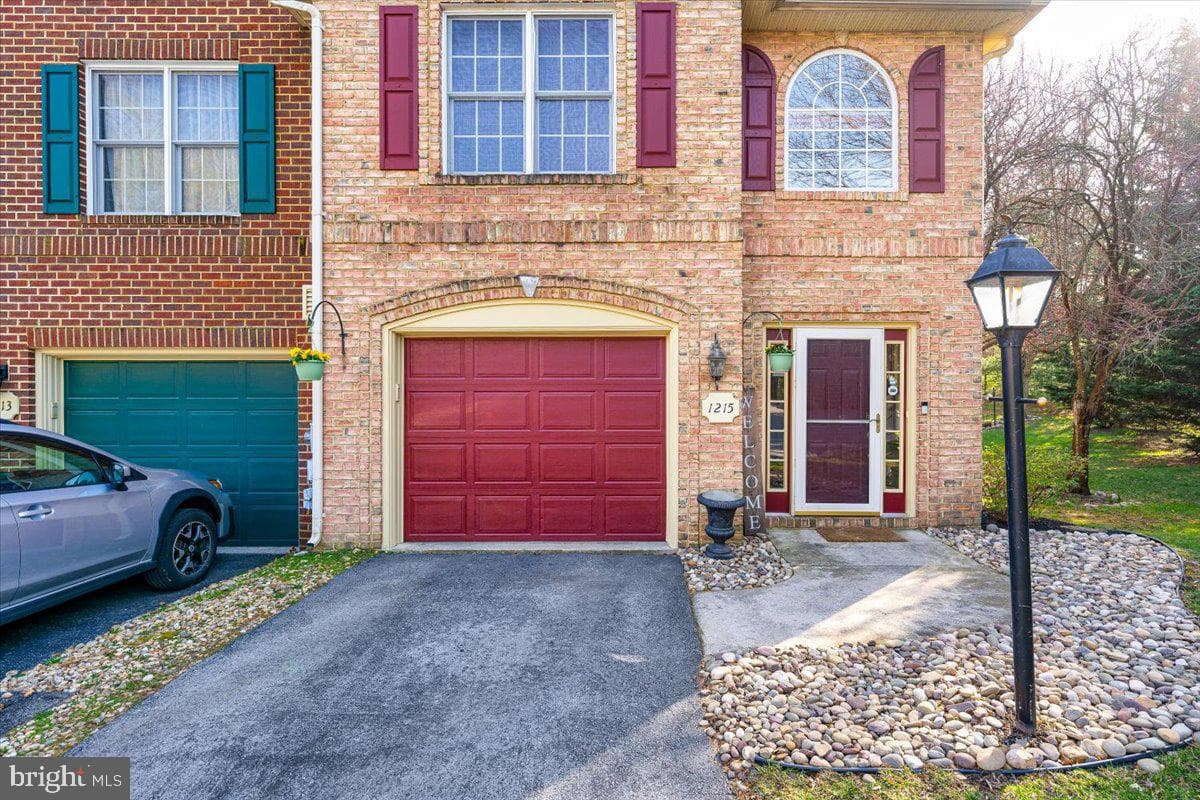 1215 Lindsay Lane photo 4