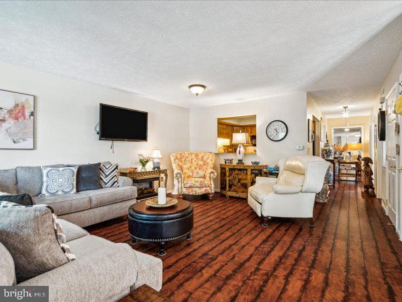 844 W Irvin Avenue photo 4