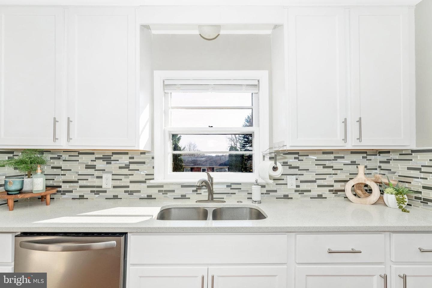 951 View Street photo 3