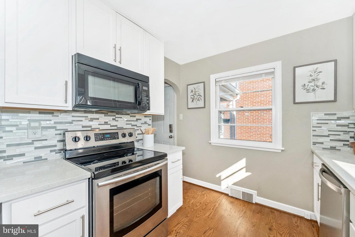 951 View Street photo 8