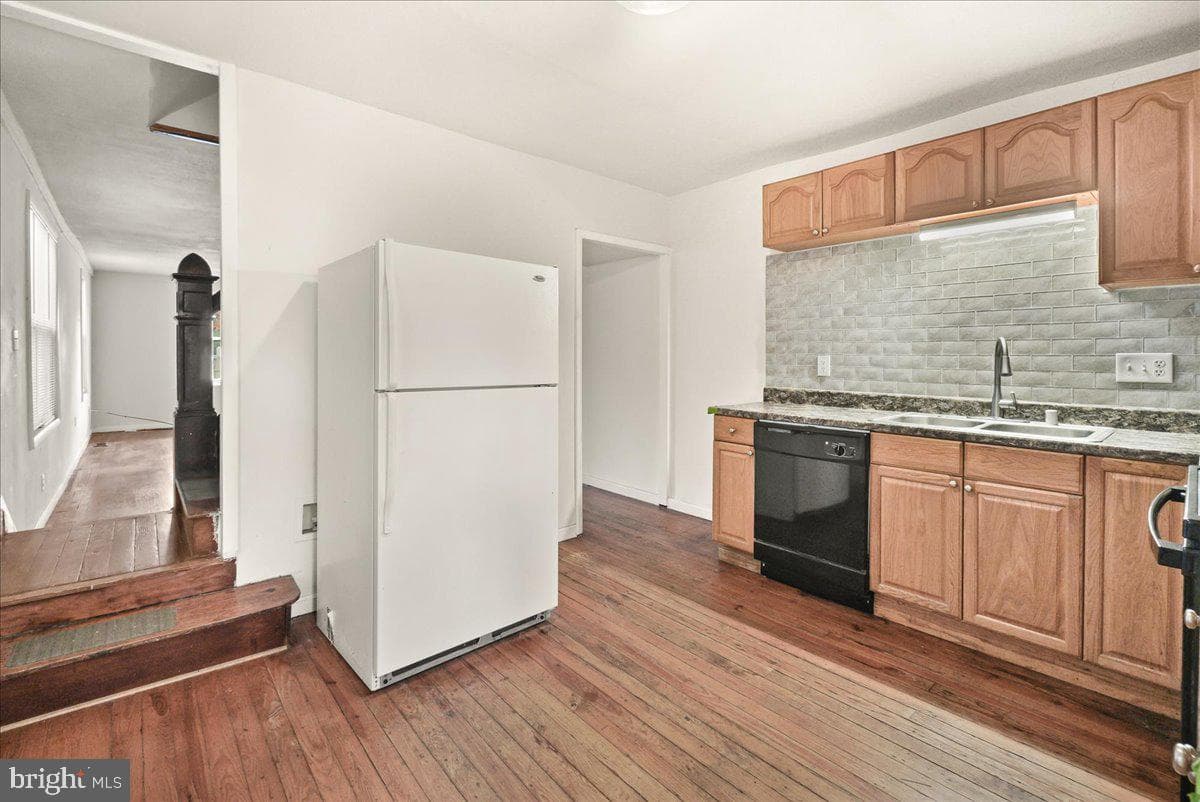 429 Clarendon Avenue photo 11