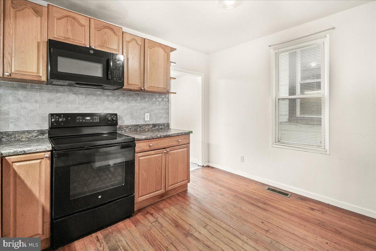 429 Clarendon Avenue photo 9