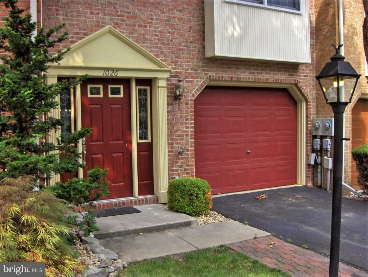 1026 Lindsay Lane photo 3