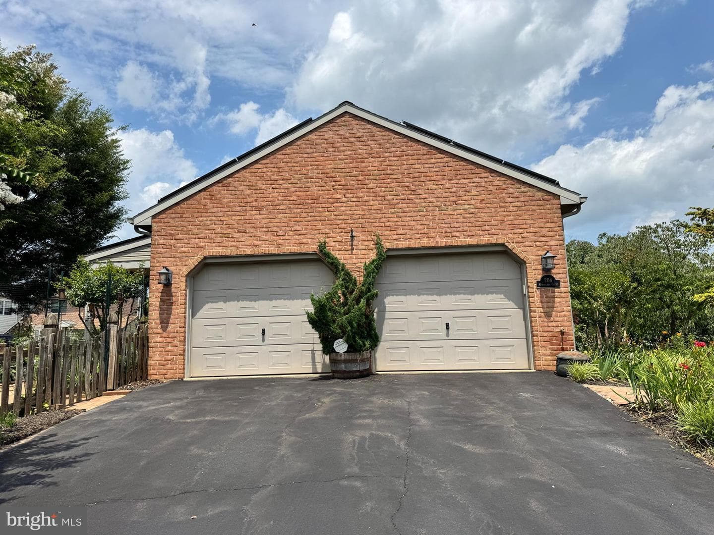 208 Montclair Court photo 77