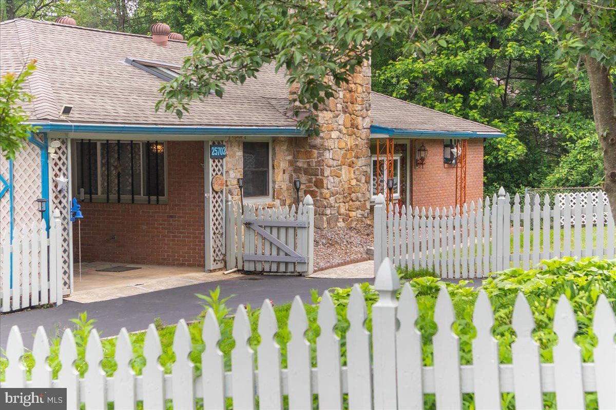 25702 Military Road photo 2