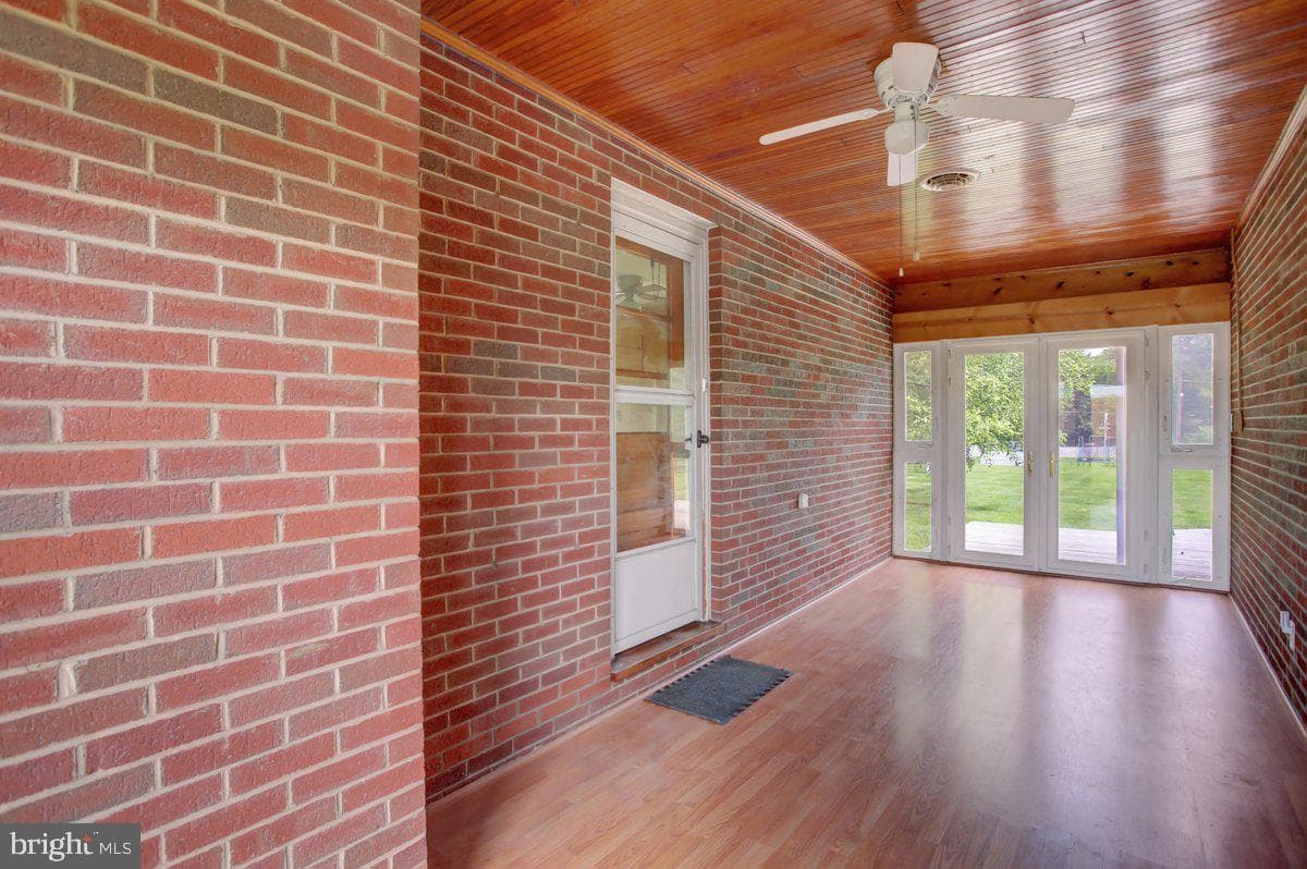21024 Jefferson Boulevard photo 4