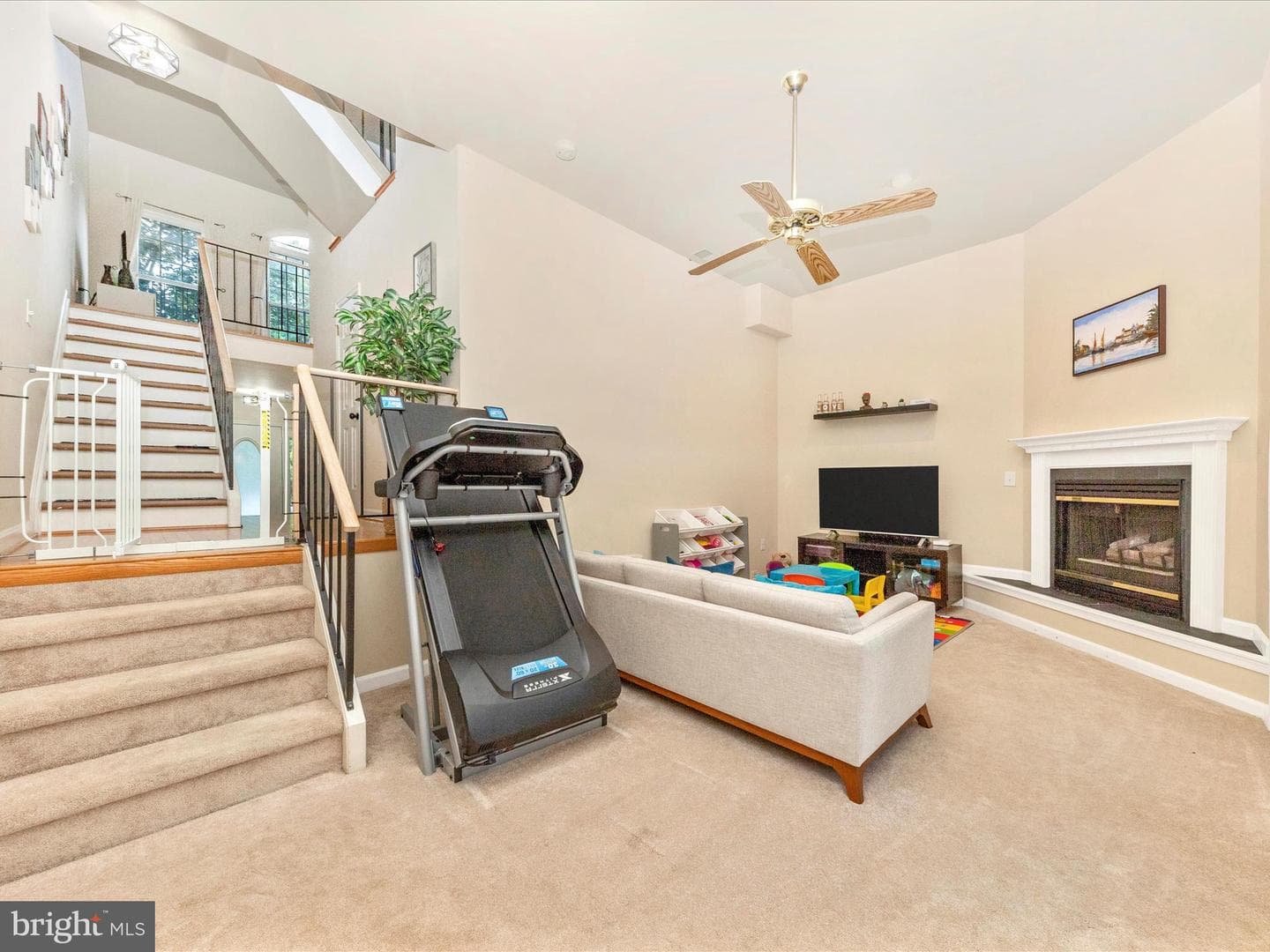 1025 Lindsay Lane photo 4
