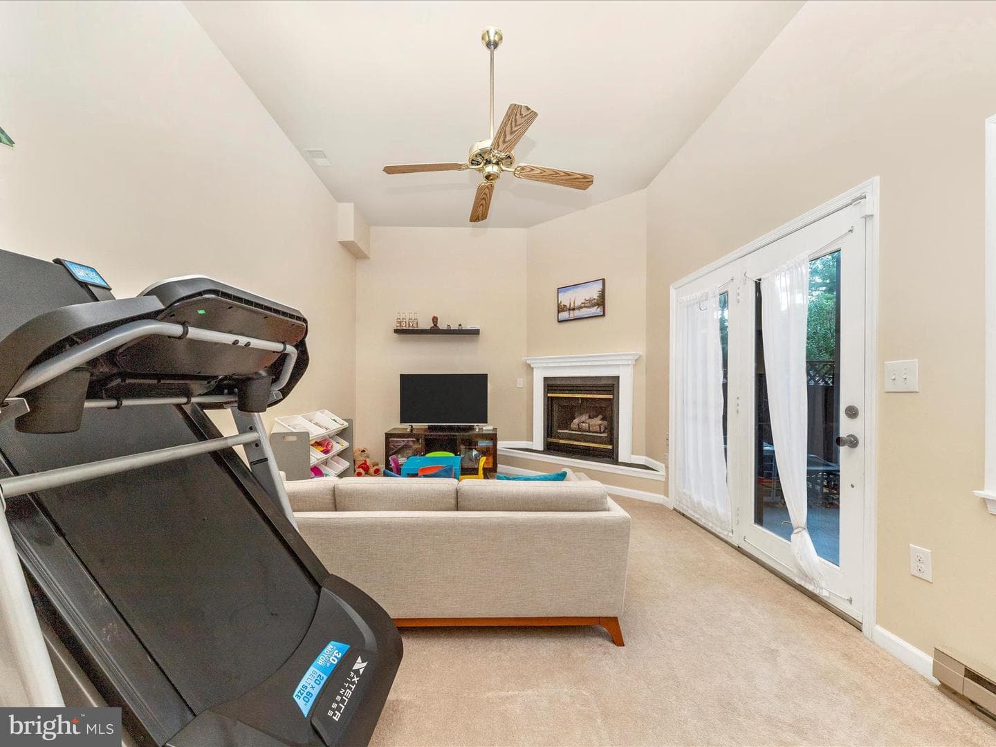 1025 Lindsay Lane photo 5