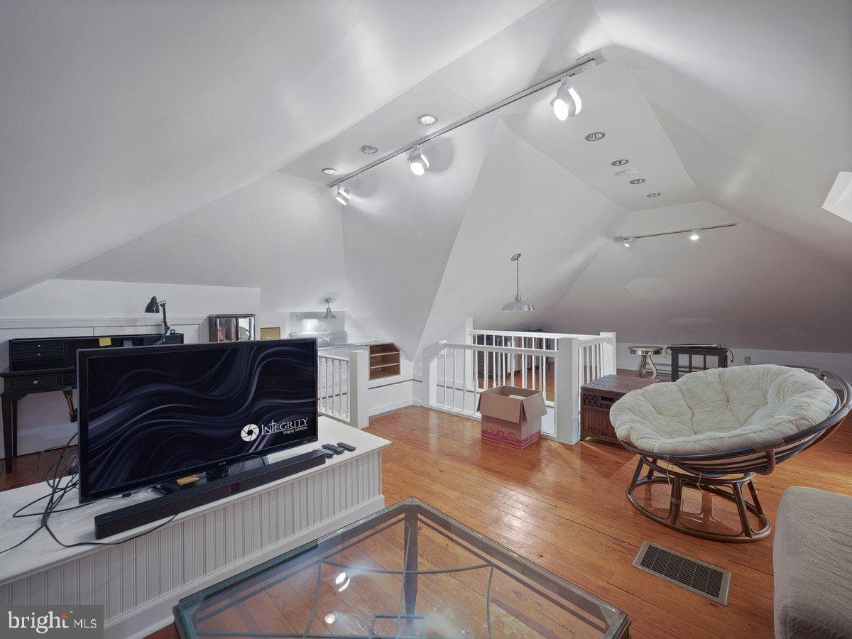 218 E Baltimore Street photo 27