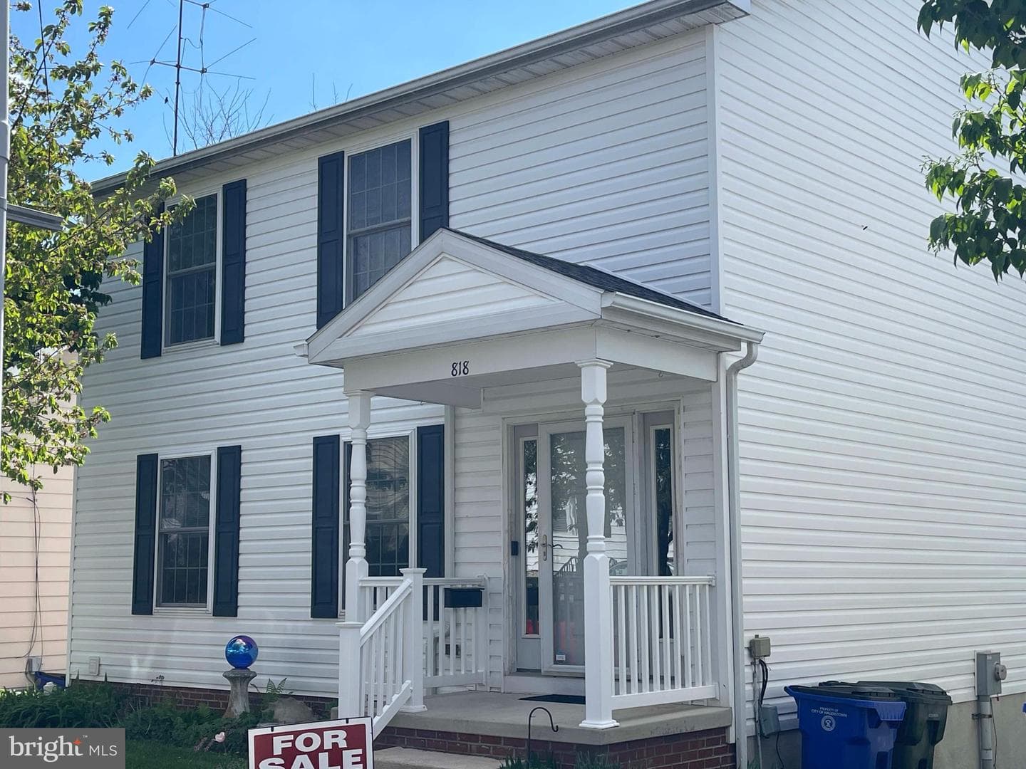818 View Street