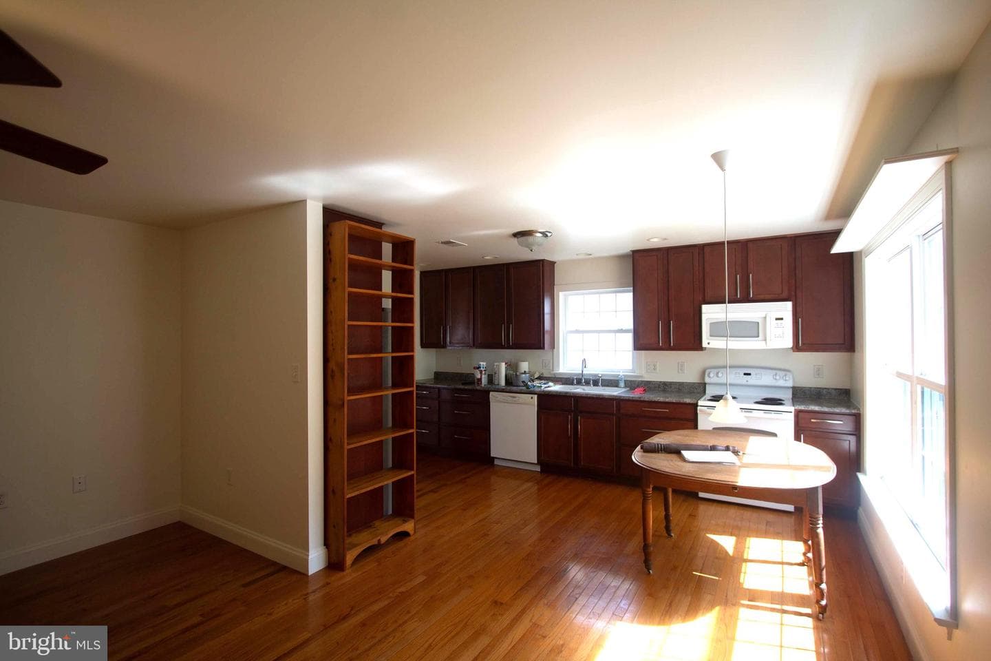 818 View Street photo 16