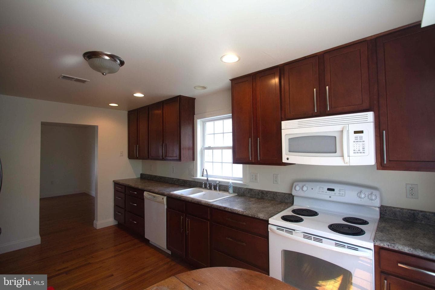 818 View Street photo 18