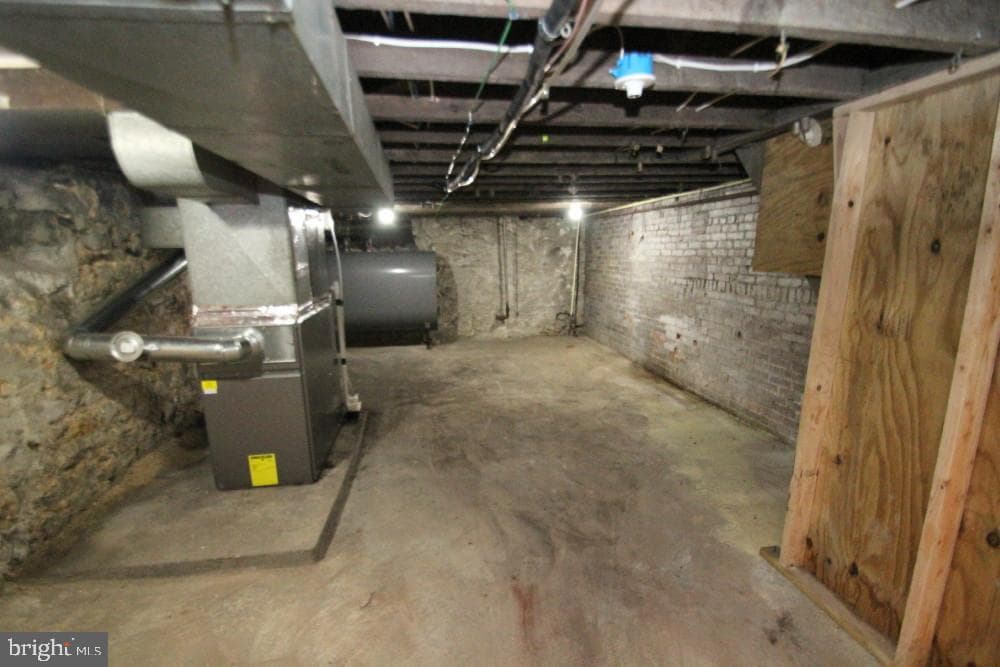 227 N Locust Street photo 27