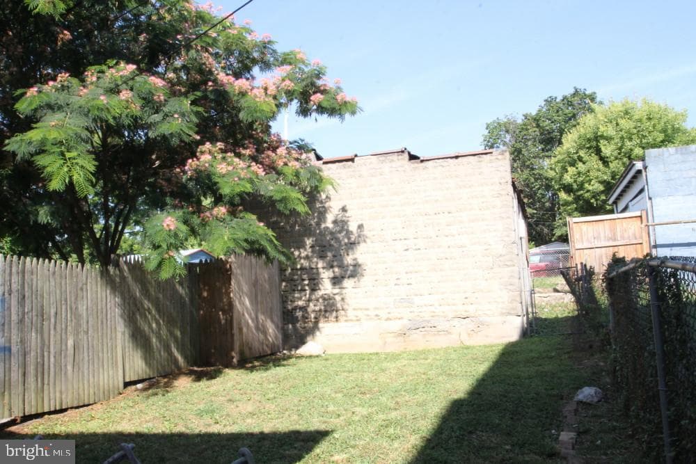 227 N Locust Street photo 8