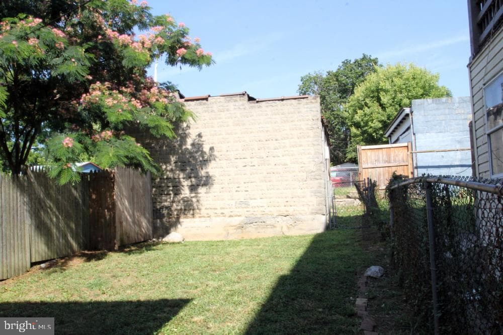 227 N Locust Street photo 9