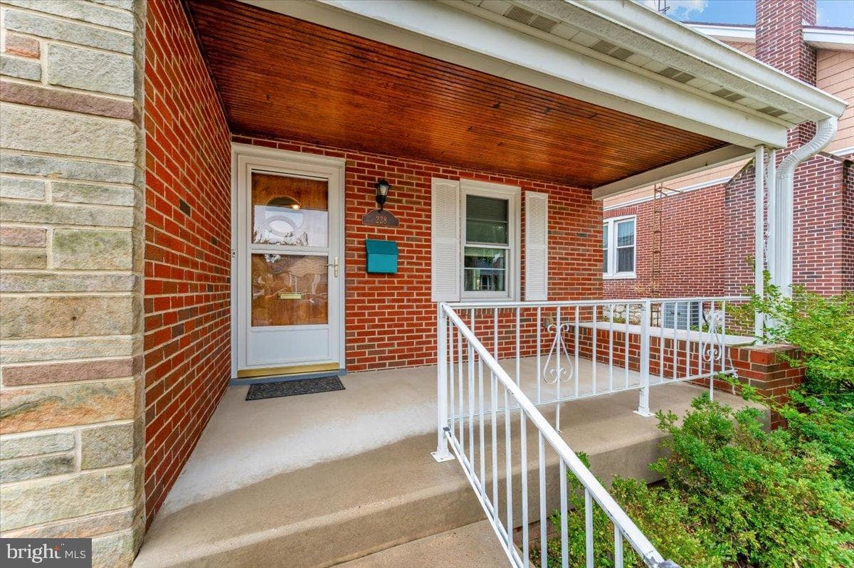 228 Bryan Place photo 2