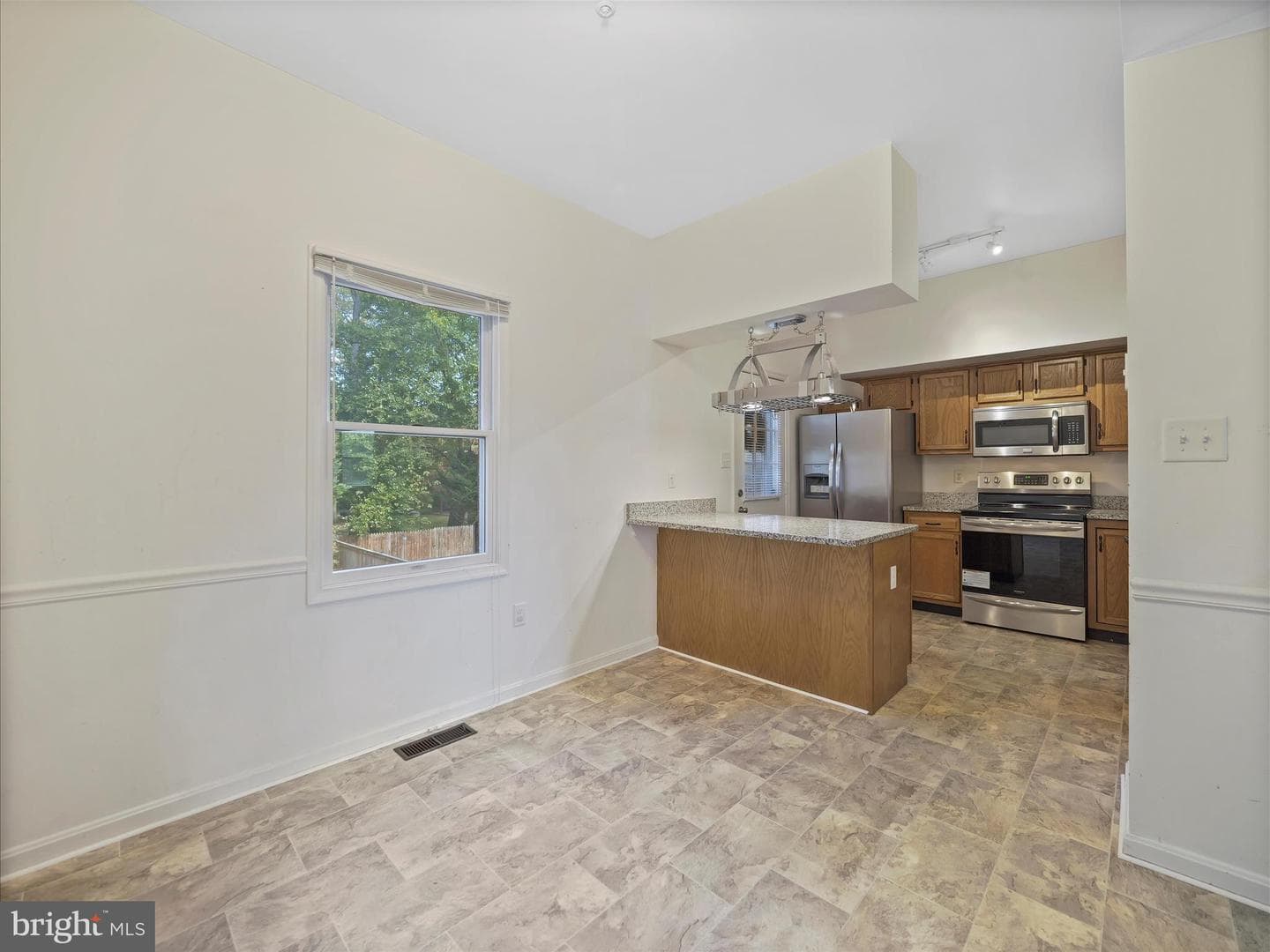 1006 W Irvin Avenue photo 9