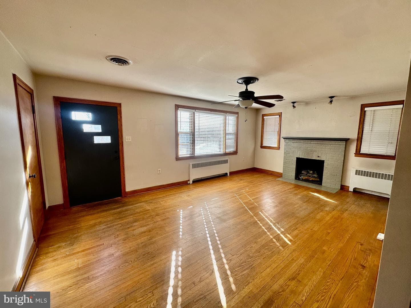 939 View Street photo 4