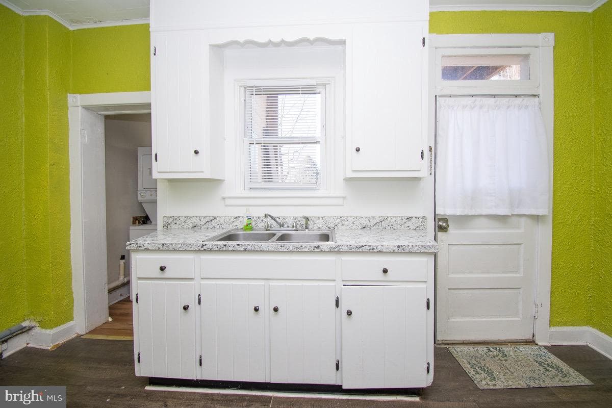 219 W Howard Street W photo 2