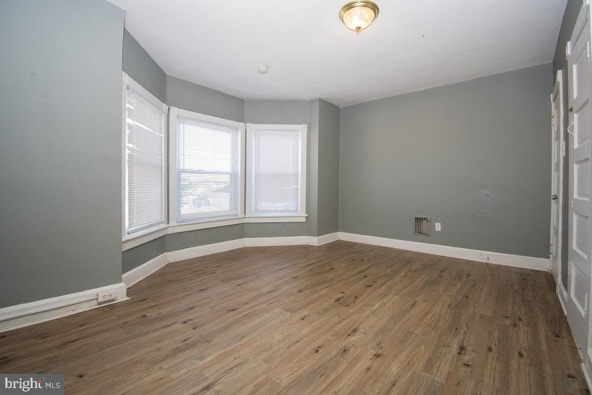219 W Howard Street W photo 4