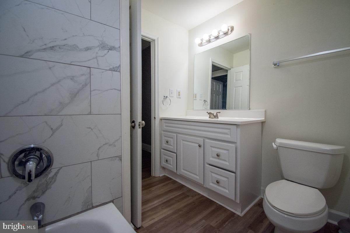 219 W Howard Street W photo 5