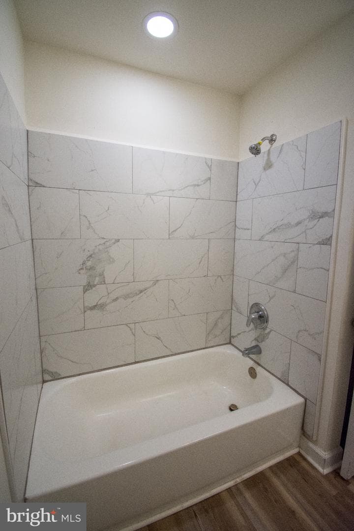 219 W Howard Street W photo 6