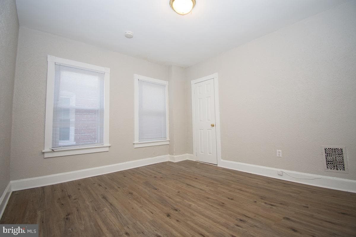 219 W Howard Street W photo 7