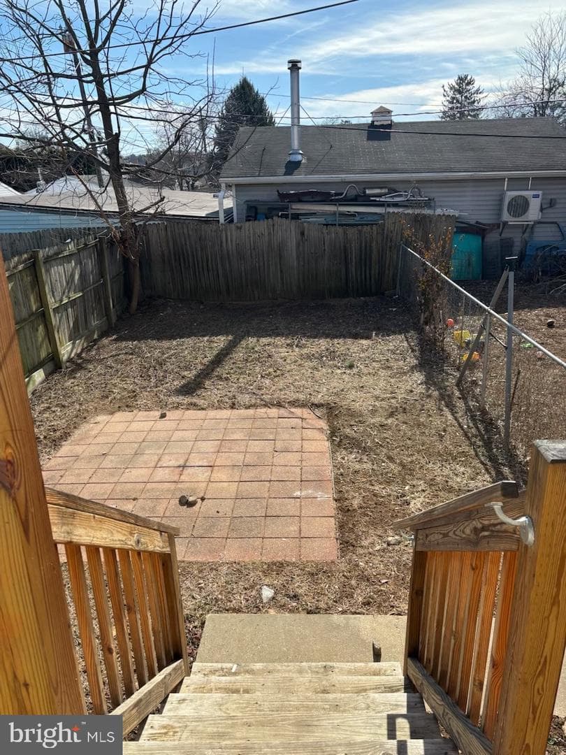 219 W Howard Street W photo 8