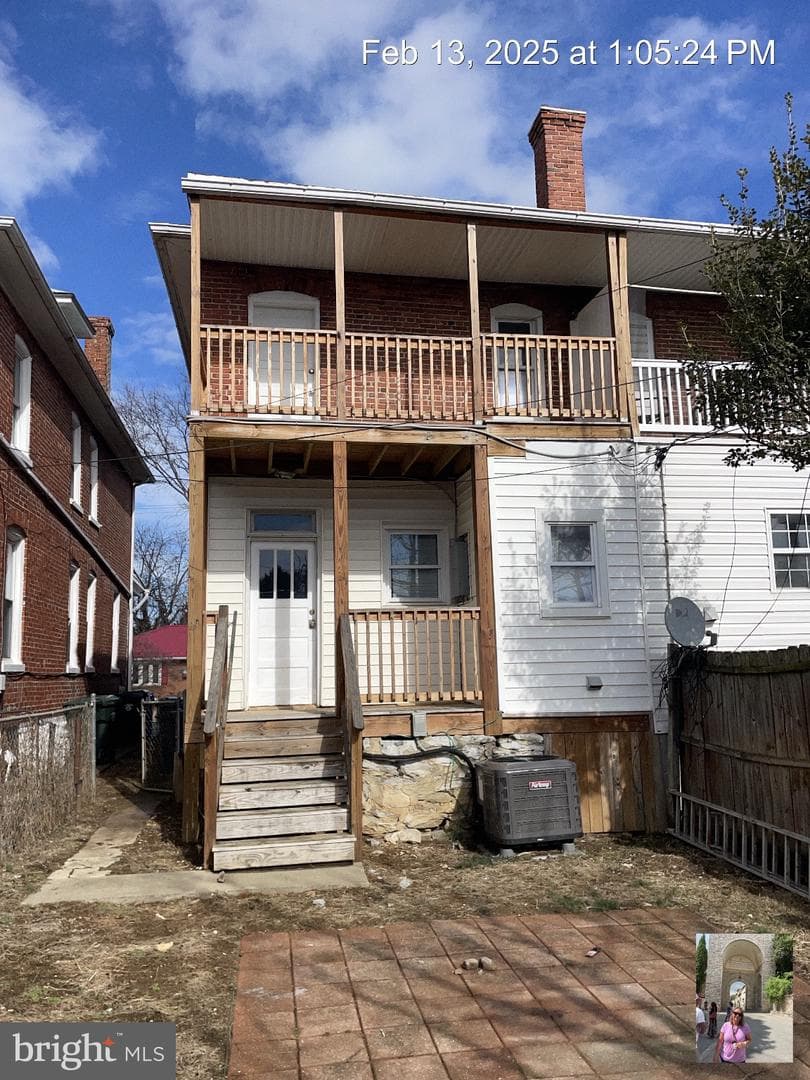 219 W Howard Street W photo 9