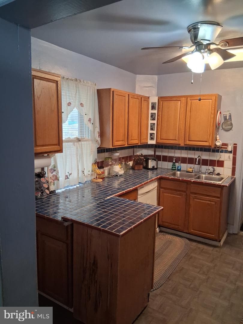 446 Stratford Avenue photo 4
