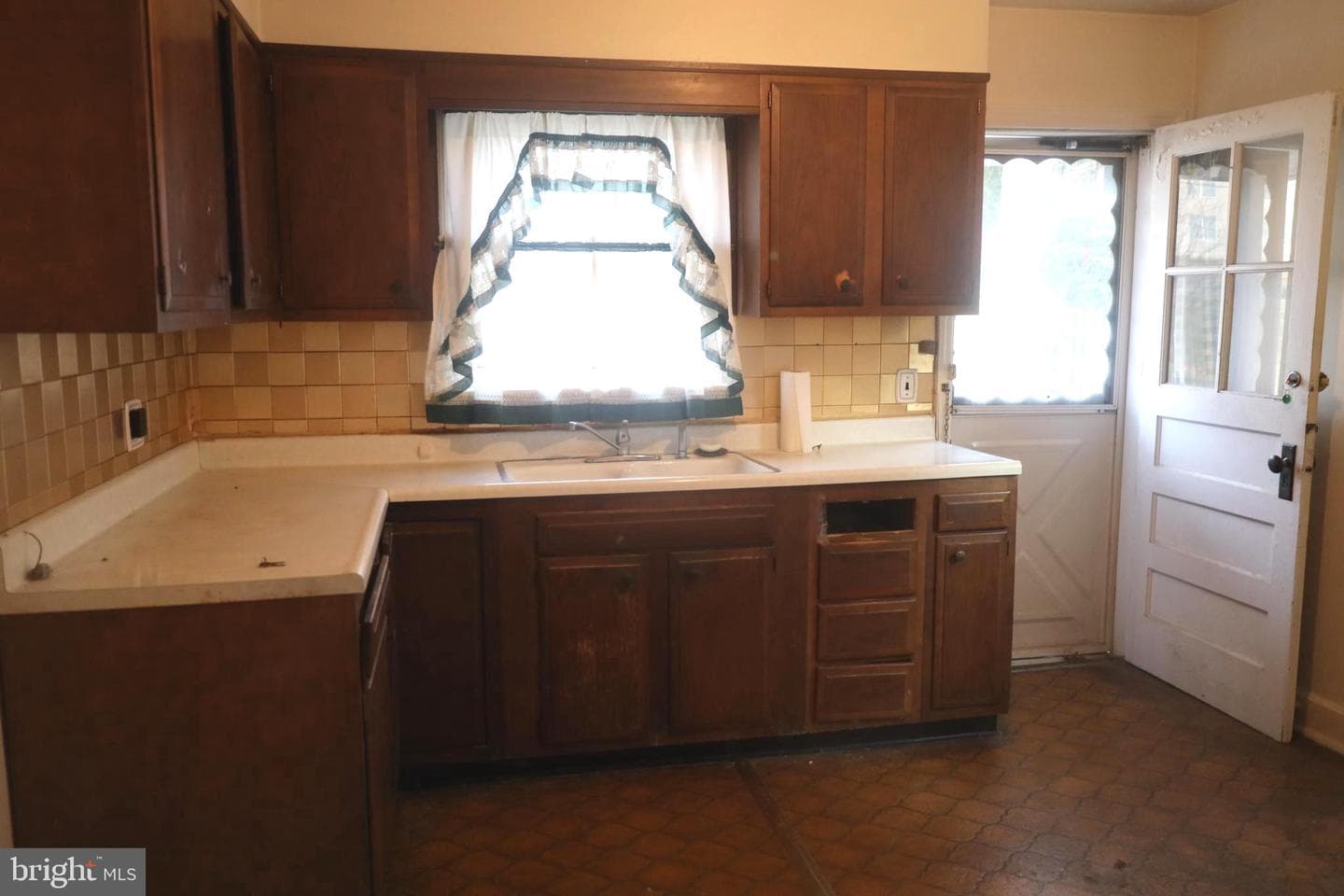 526 Pangborn Boulevard photo 10