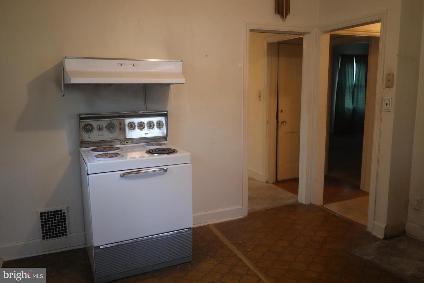 526 Pangborn Boulevard photo 11