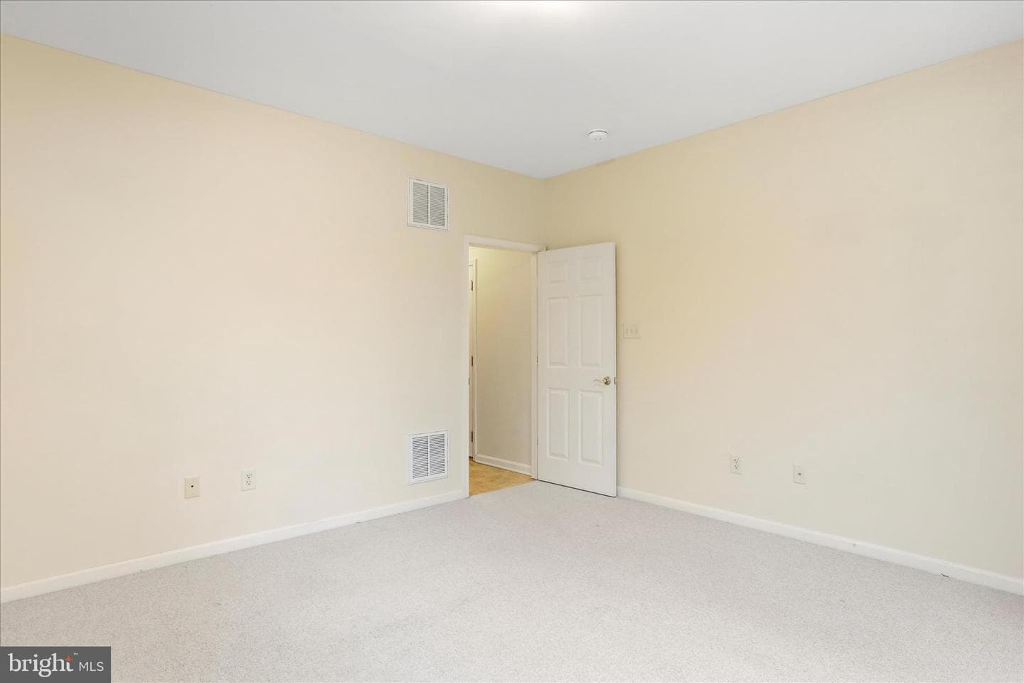 624 Trafalgar Drive photo 28