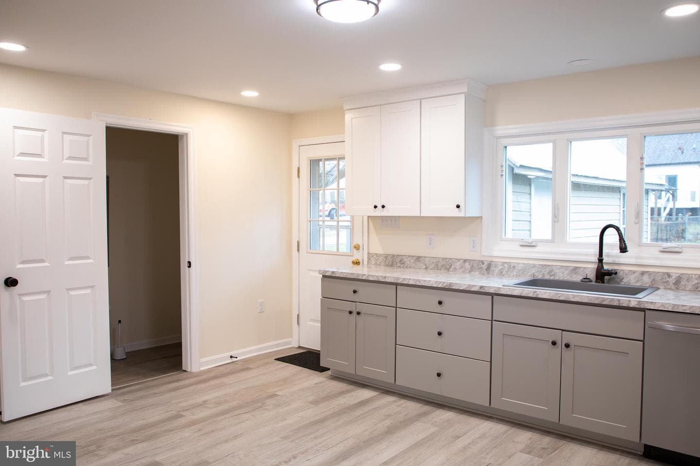305 Main Street N photo 7