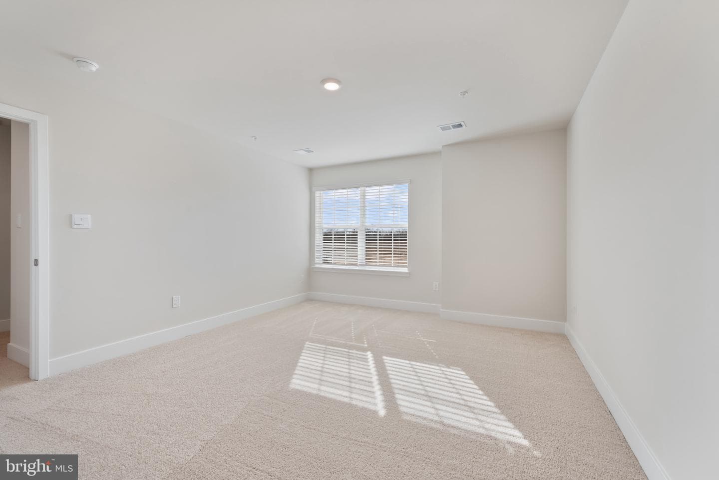 648 Armstrong Avenue photo 13