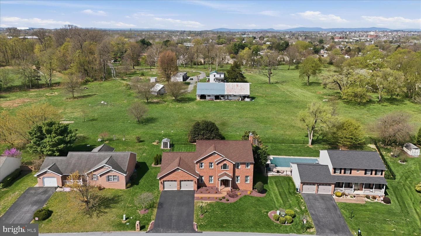 220 Montclair Court photo 49