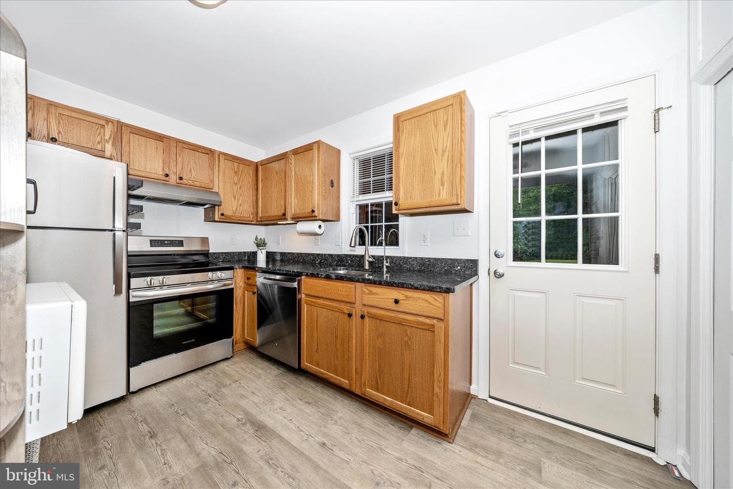 916 Harwood Road photo 14