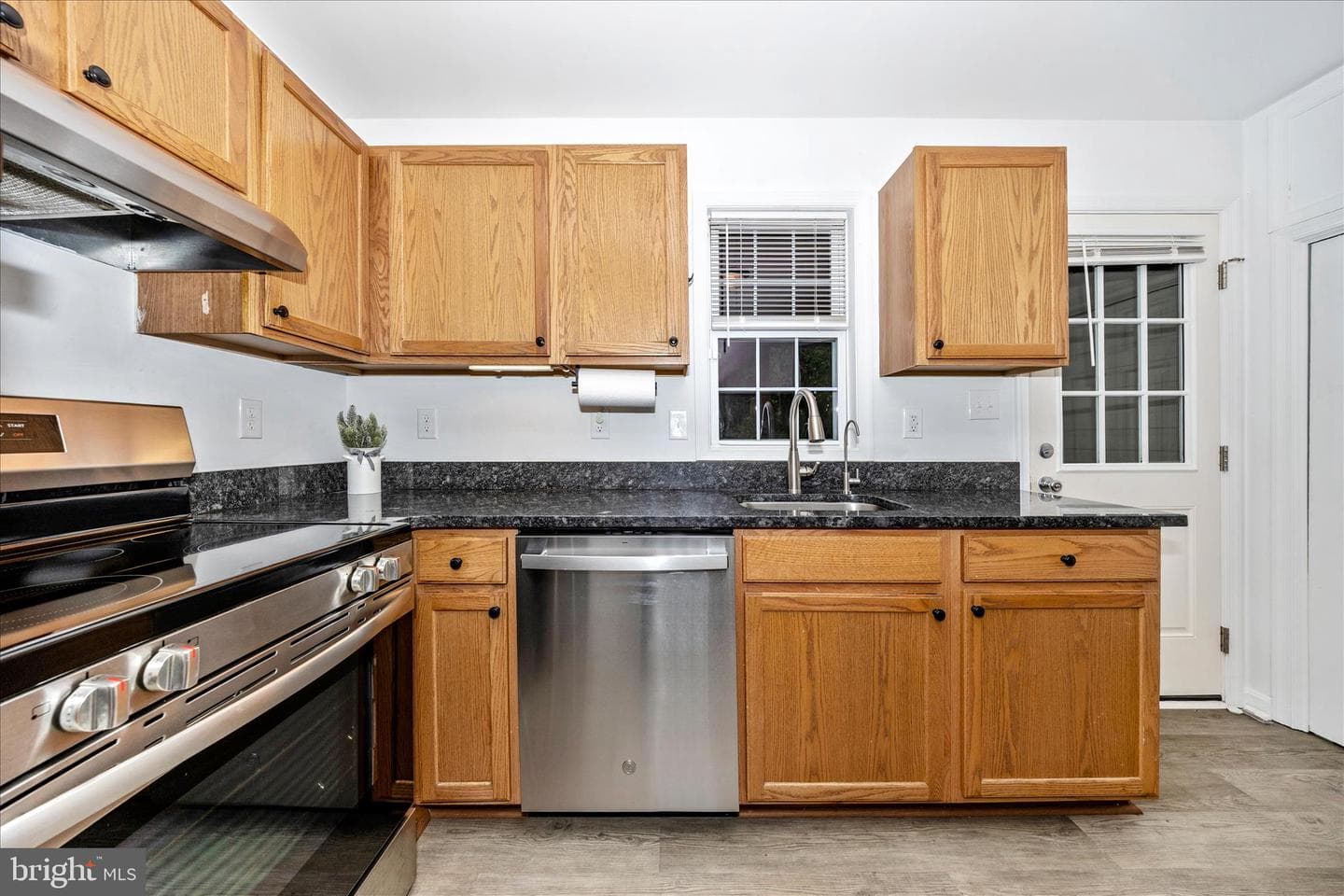 916 Harwood Road photo 19